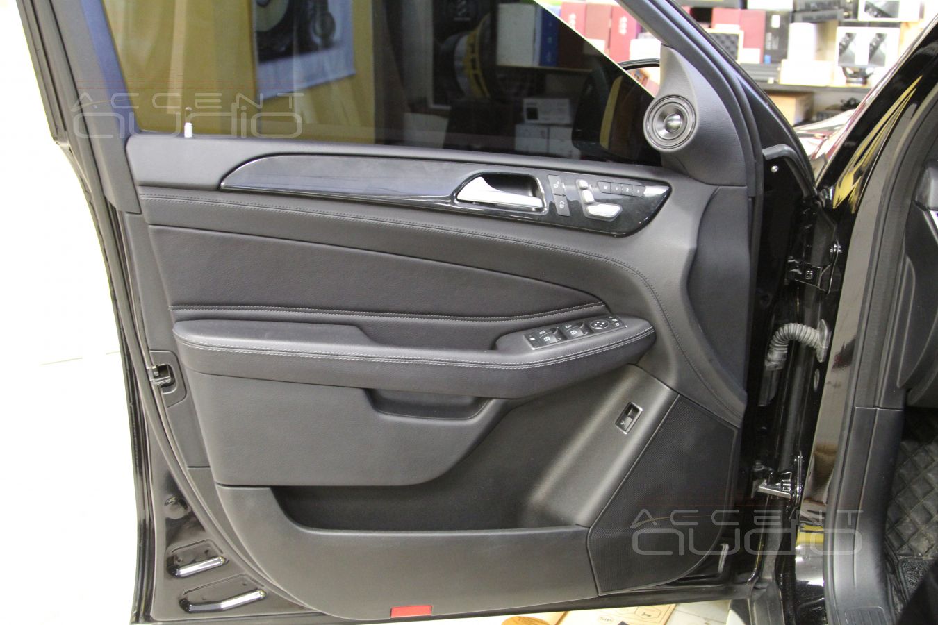 Установка акустики (мидбас и тыл) в Mercedes-Benz GLS