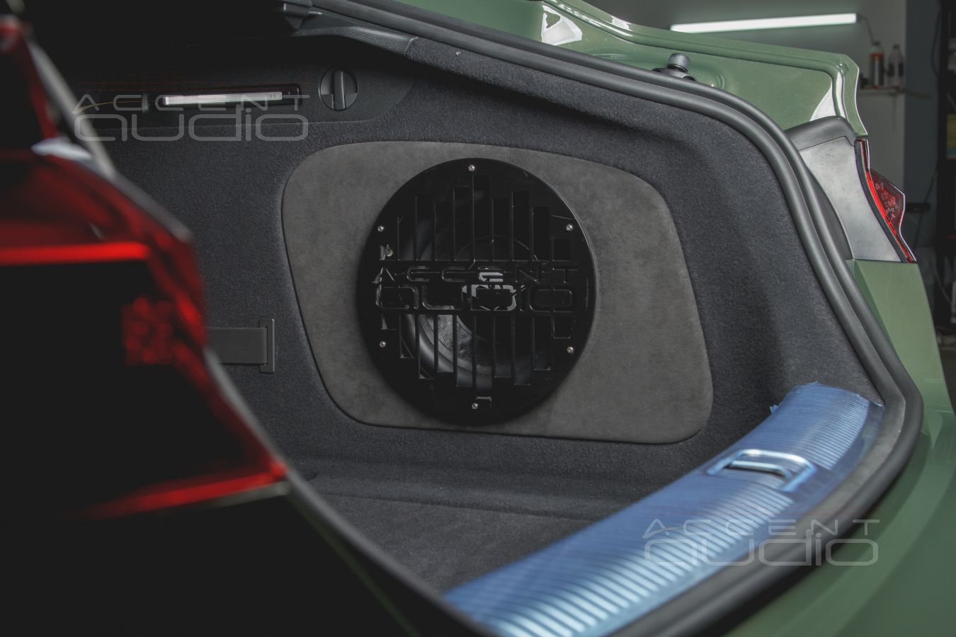 Сабвуфер – конечно же встроенный, специально для Audi A5 2021 Корпус-стелс из 15 мм фанеры, внешняя
