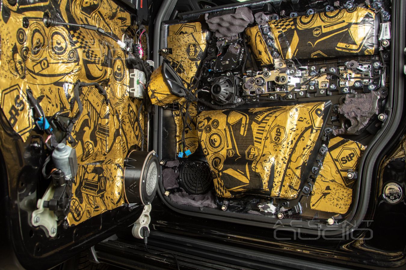 Штатная установка специальных динамиков BLAM MS 4N24 в Mercedes-Benz Gelandewagen