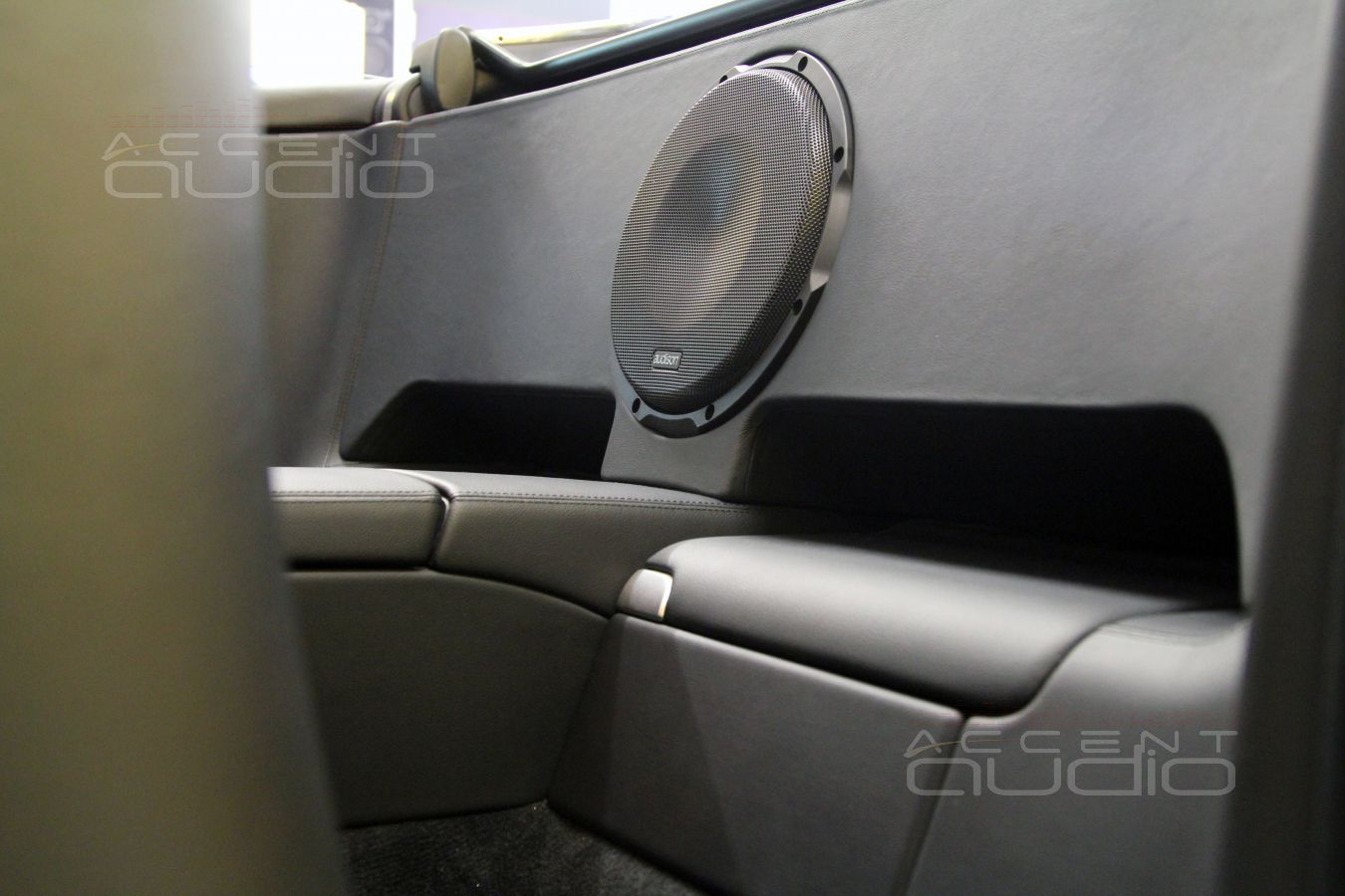 Сабвуфер – элемент интерьера, с крышей или без неё