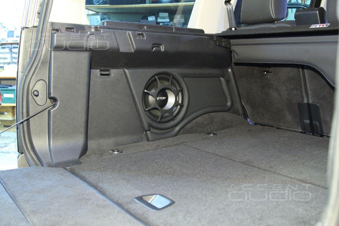 Встройка сабвуфера в крыло Range Rover Discovery