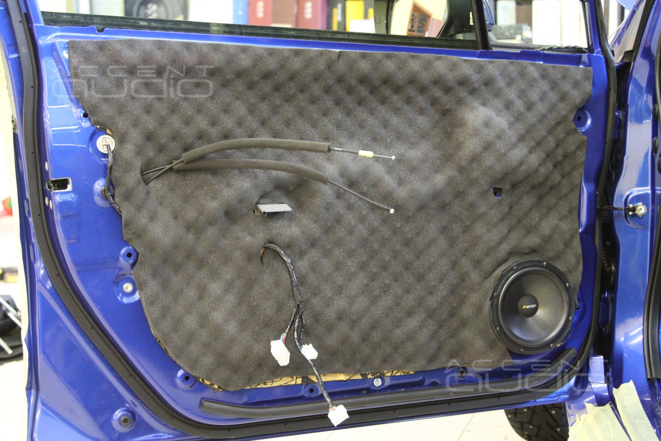 Великолепный Eton RSR в обыкновенных дверях Subaru