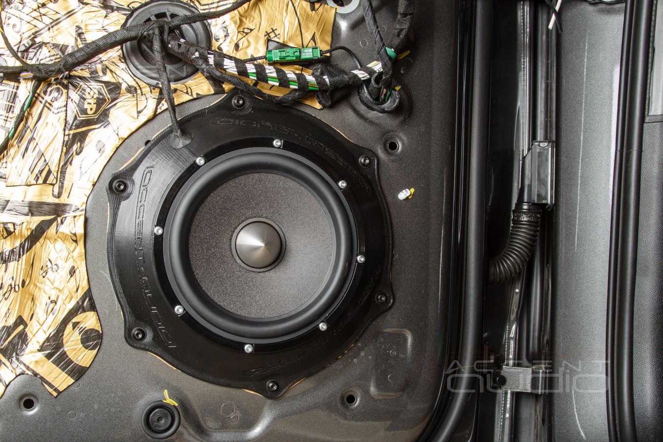 Лучшей машине – лучший мидбас: простая штатная установка Brax ML6P в Porsche Cayenne