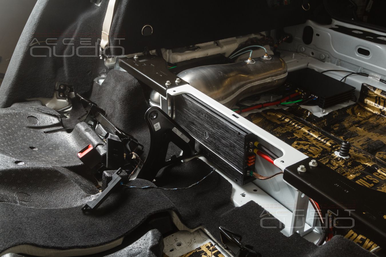 Скрытый, штатный монтаж усилителей Helix в Mercedes GLE