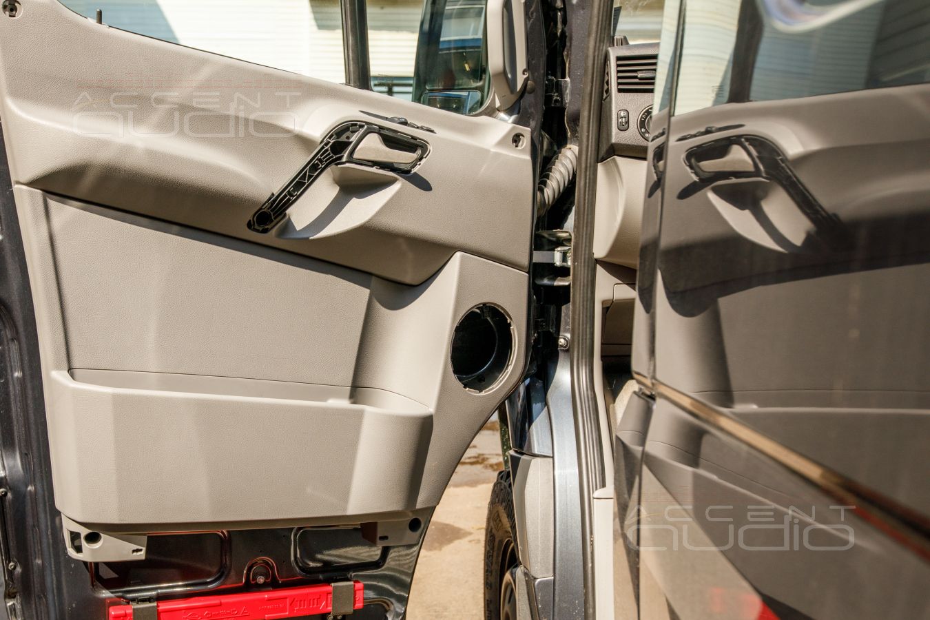 Установка мидбасовых динамиков SOAudio в Mercedes-Benz Sprinter CS-Reisemobile