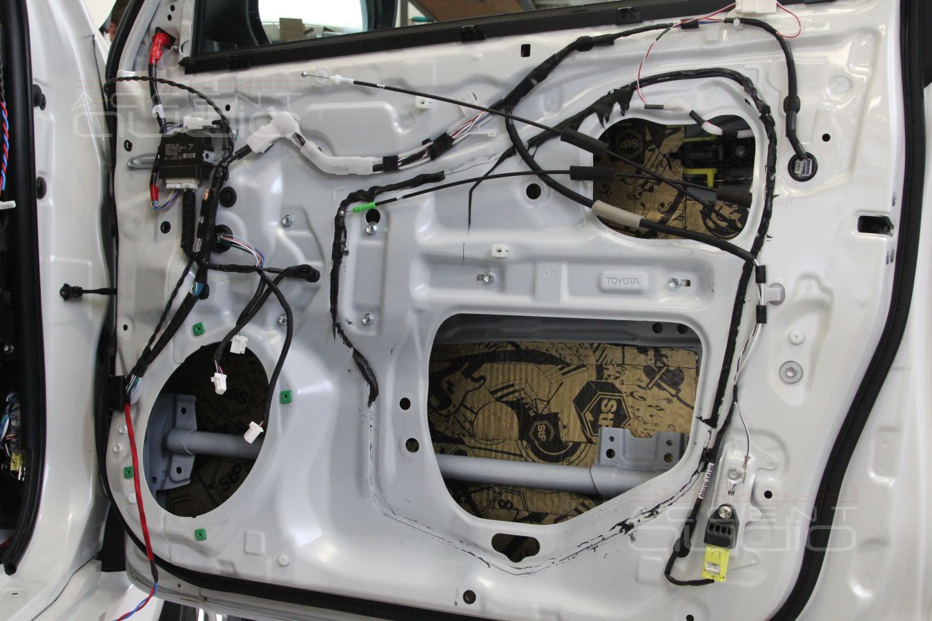 Установка трехполосной акустики в Toyota Prado 150: замечательные мидбасы Focal MW PS165F3 в дверях