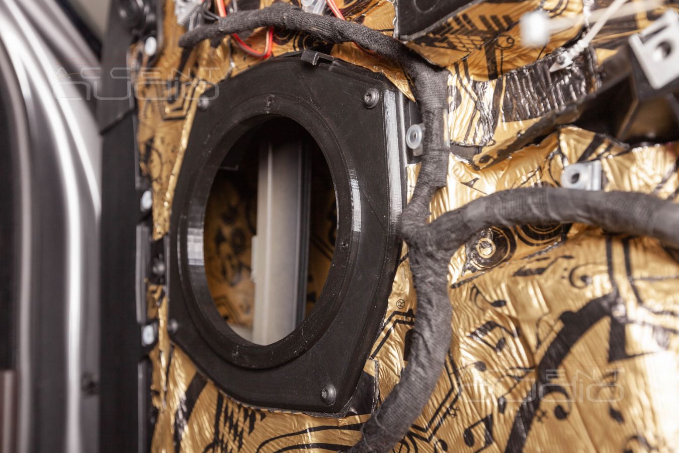 Аудиоподготовка дверей и установка мидбасовых динамиков Focal FLAX в Range Rover Sport