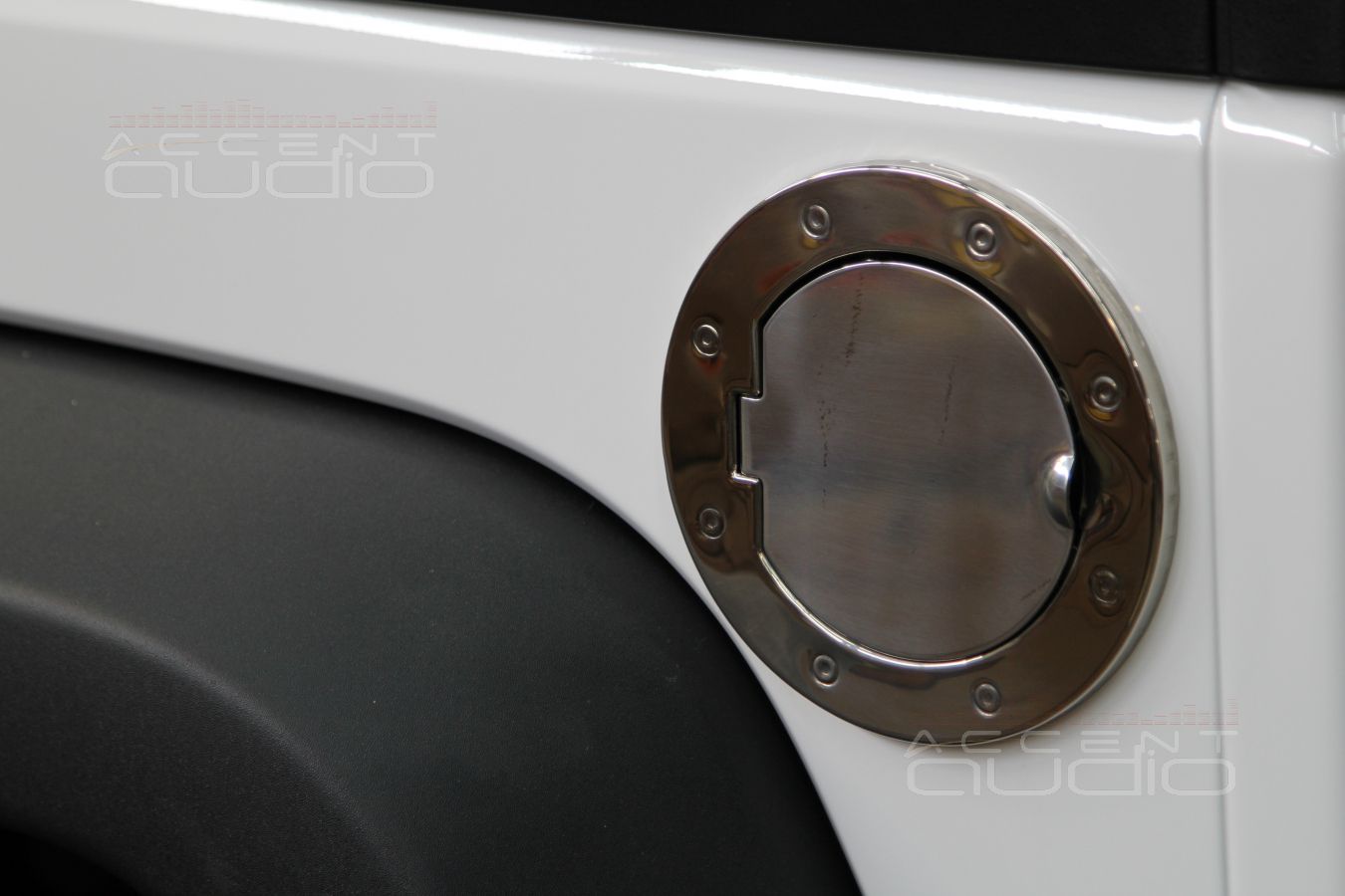 Лючок бензобака и дефлекторы окон