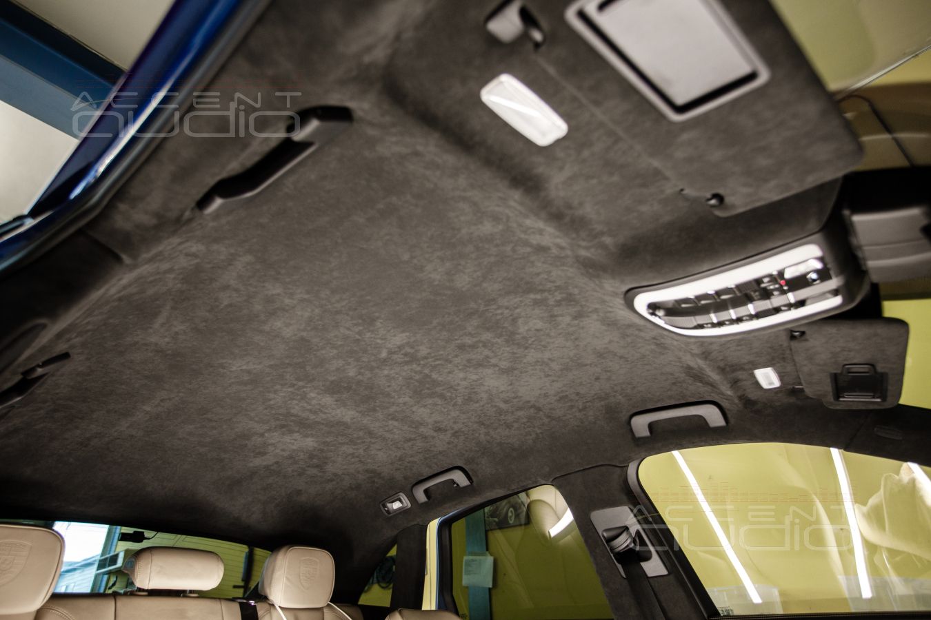 Перетяжка потолка Porsche Macan в Alcantara 9052 – богатый и фирменный стиль