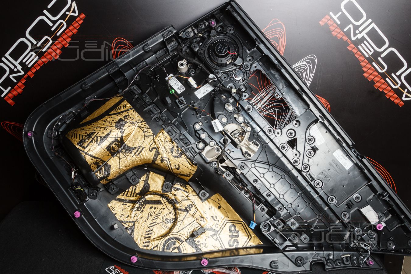 Монтаж акустики Gladen ONE 200.3MB в штатные места MB GLE