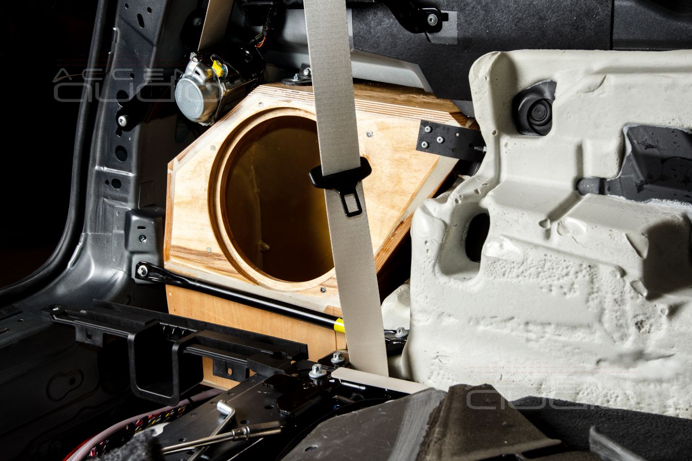 Немецкий сабвуфер Dego в штатном исполнении для Mercedes-Benz GLS 2020