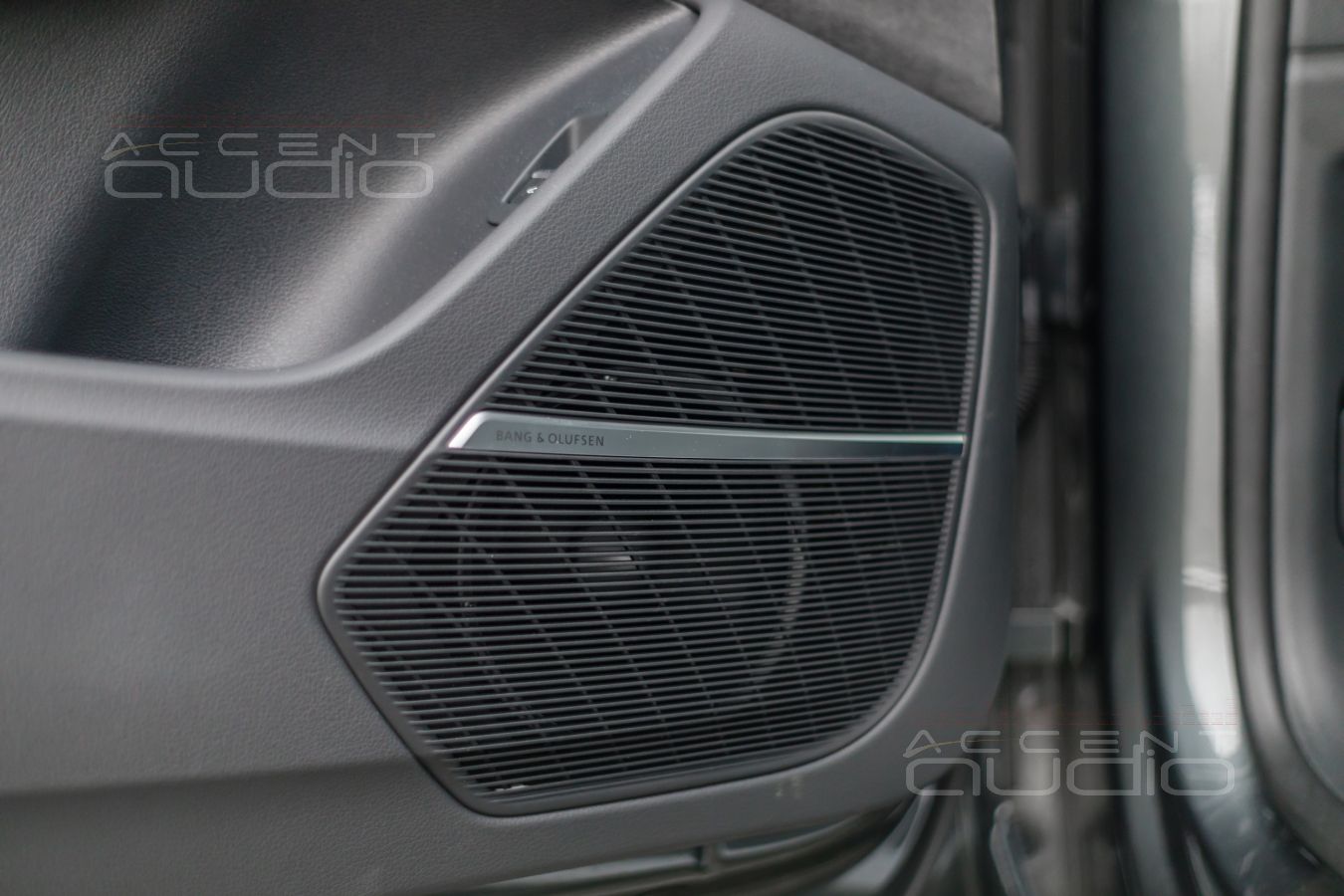 Аудиоподготовка дверей и установка мидбасов Dego Master 2000 в дверные ящики Audi Q8