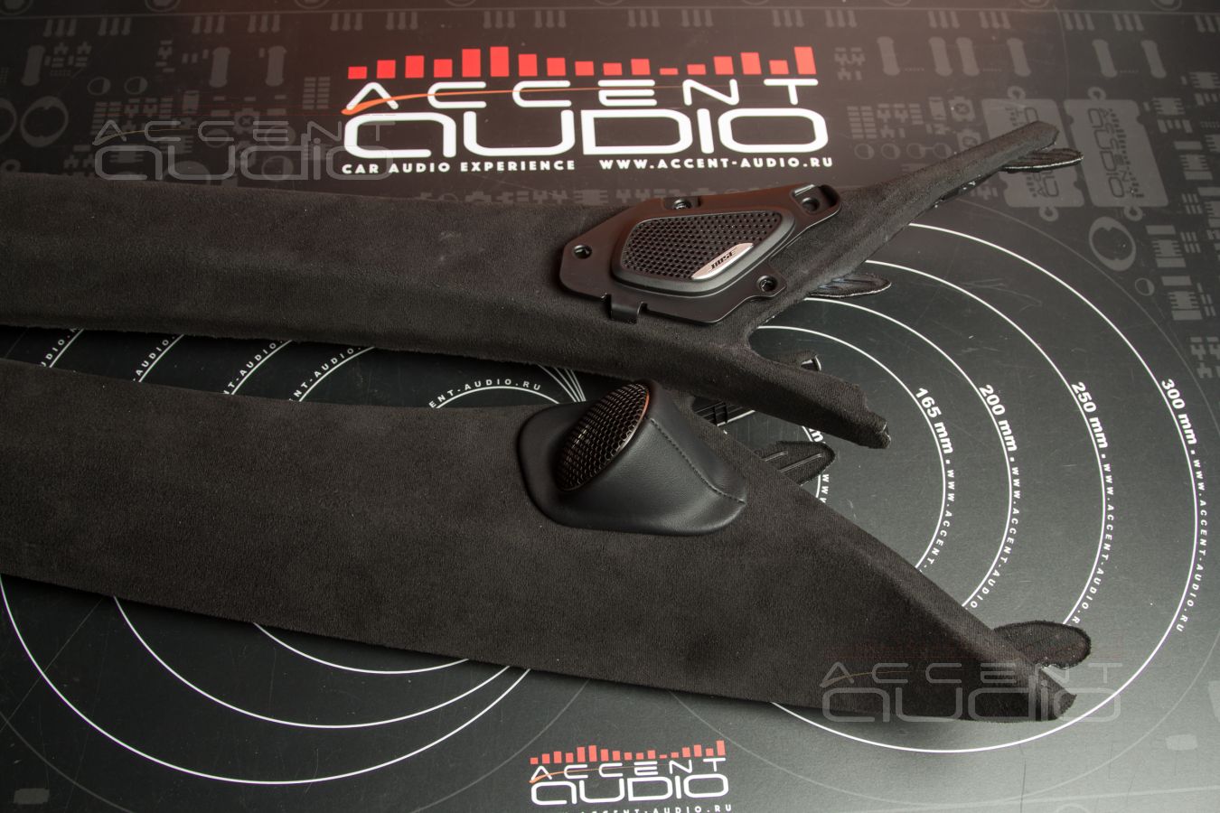 Оригинальный, скрытый и видимый монтаж широкополосных динамиков в Monjaro