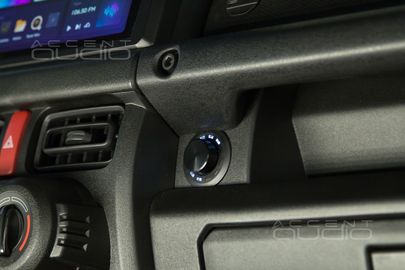 Скрытая установка компактного 8 канального усилителя Helix в Suzuki Jimny