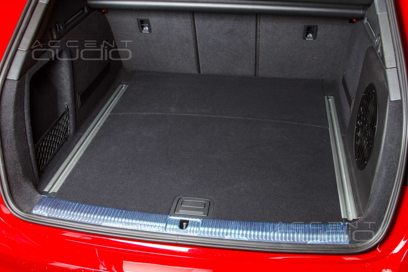 Скрытый монтаж усилителей Helix в Audi A4 Avant 2021