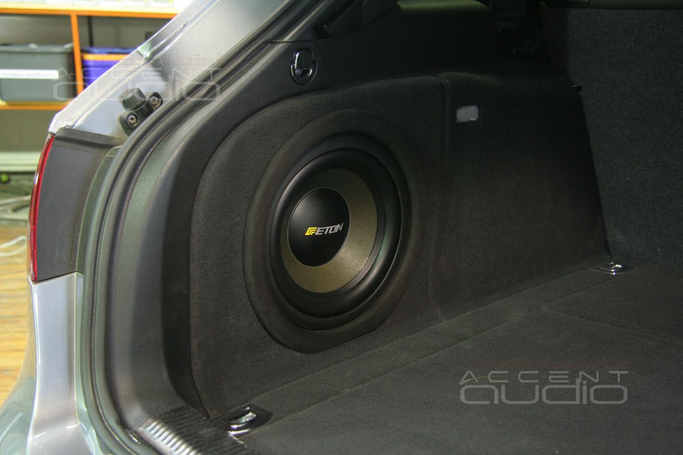 Сабвуфер-стелс из дерева в Audi A4