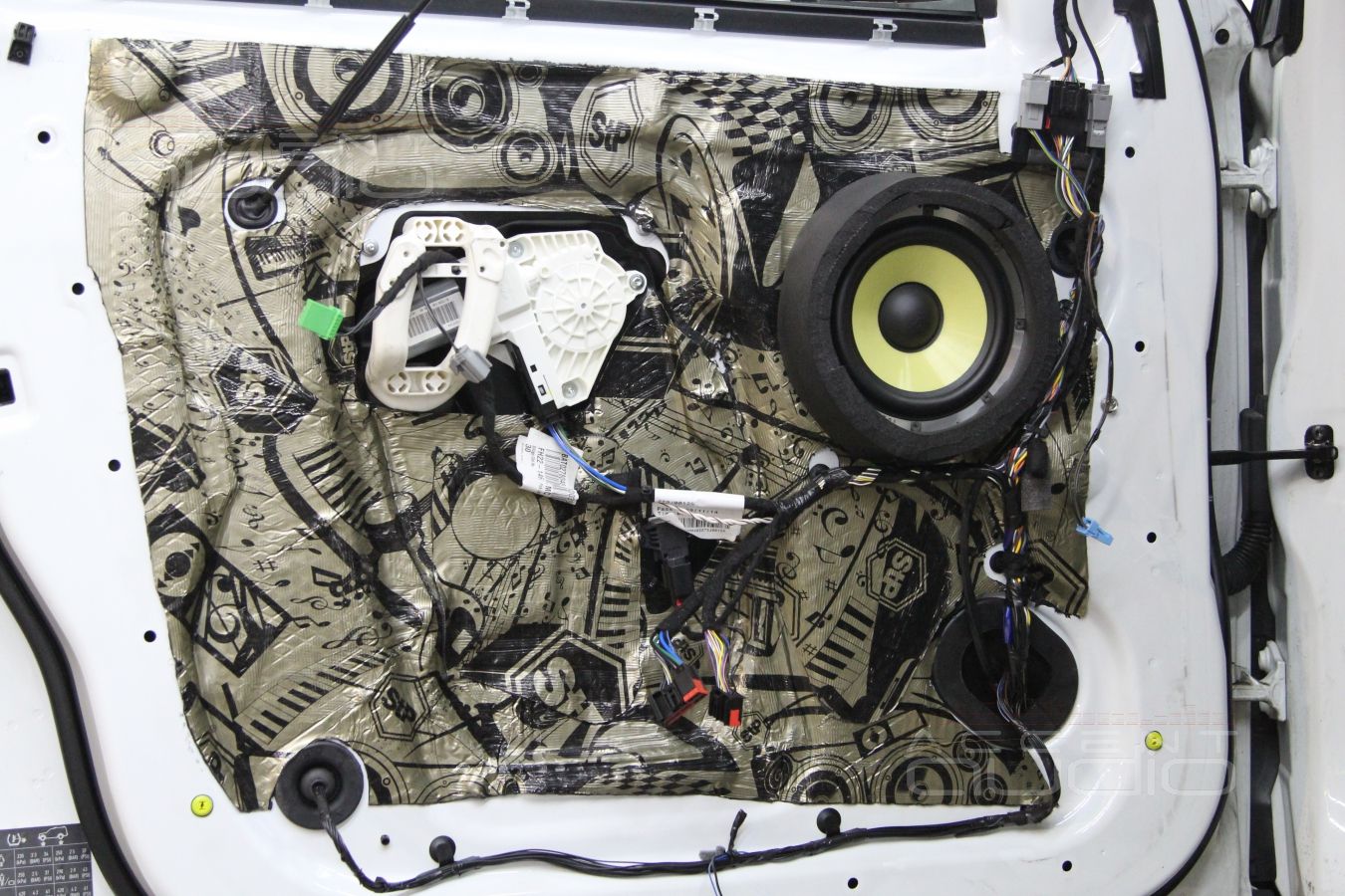 Установка акустики в Range Rover Discovery: мидбас Focal KRX