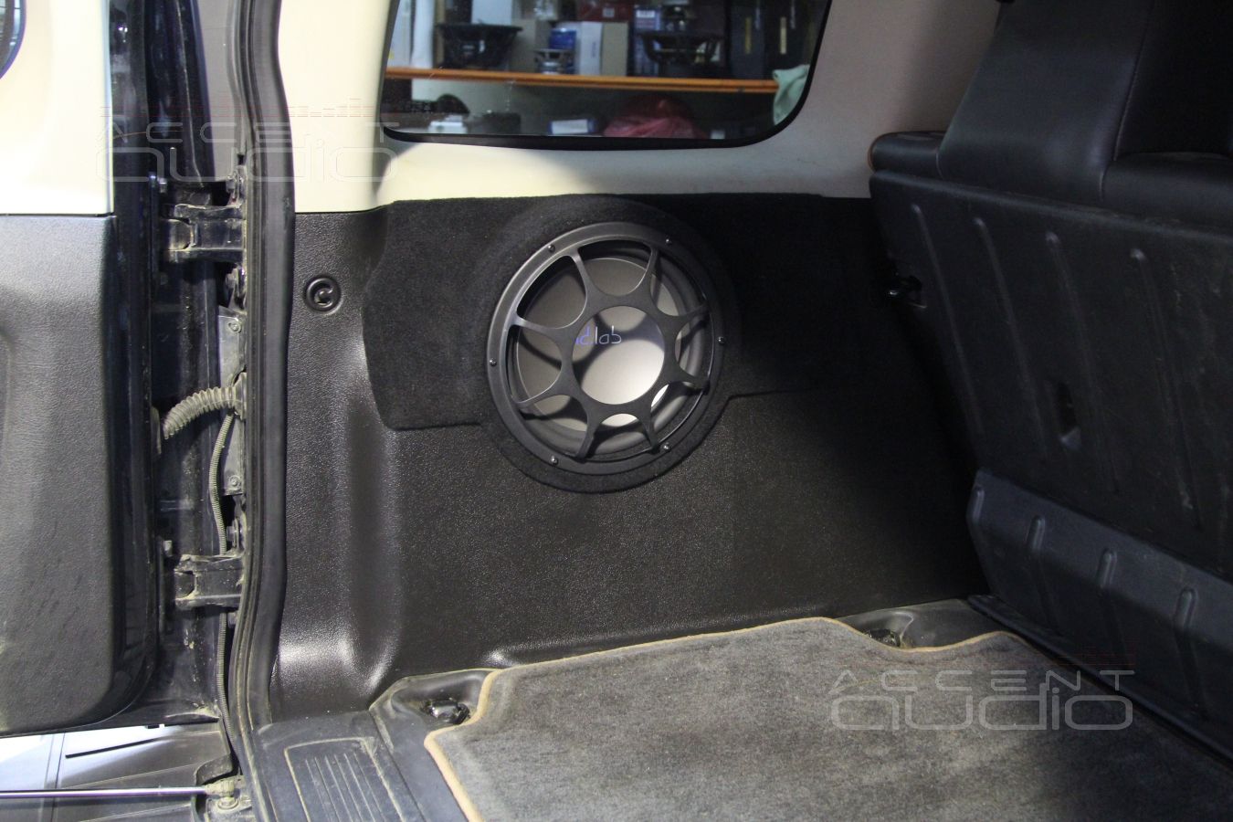 Сабвуфер стелс в левом крыле Hummer H3