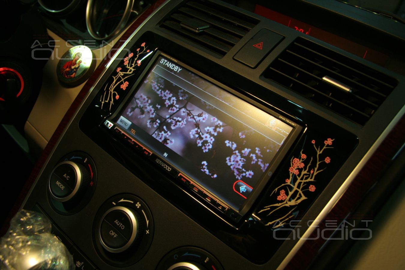 Добрый китайский дракон в японском оформлении: авторская инсталляция в Mazda CX9