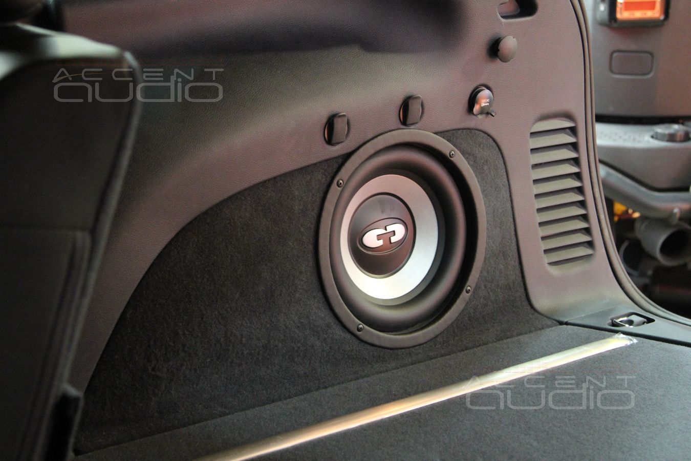 Установка сабвуфера в Jeep Grand Cherokee 2014