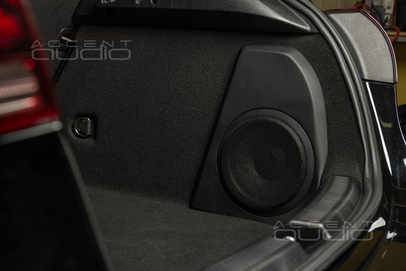 Сабвуфер-стелс: полная интеграция сабвуфера в Mercedes-Benz A-Class AMG