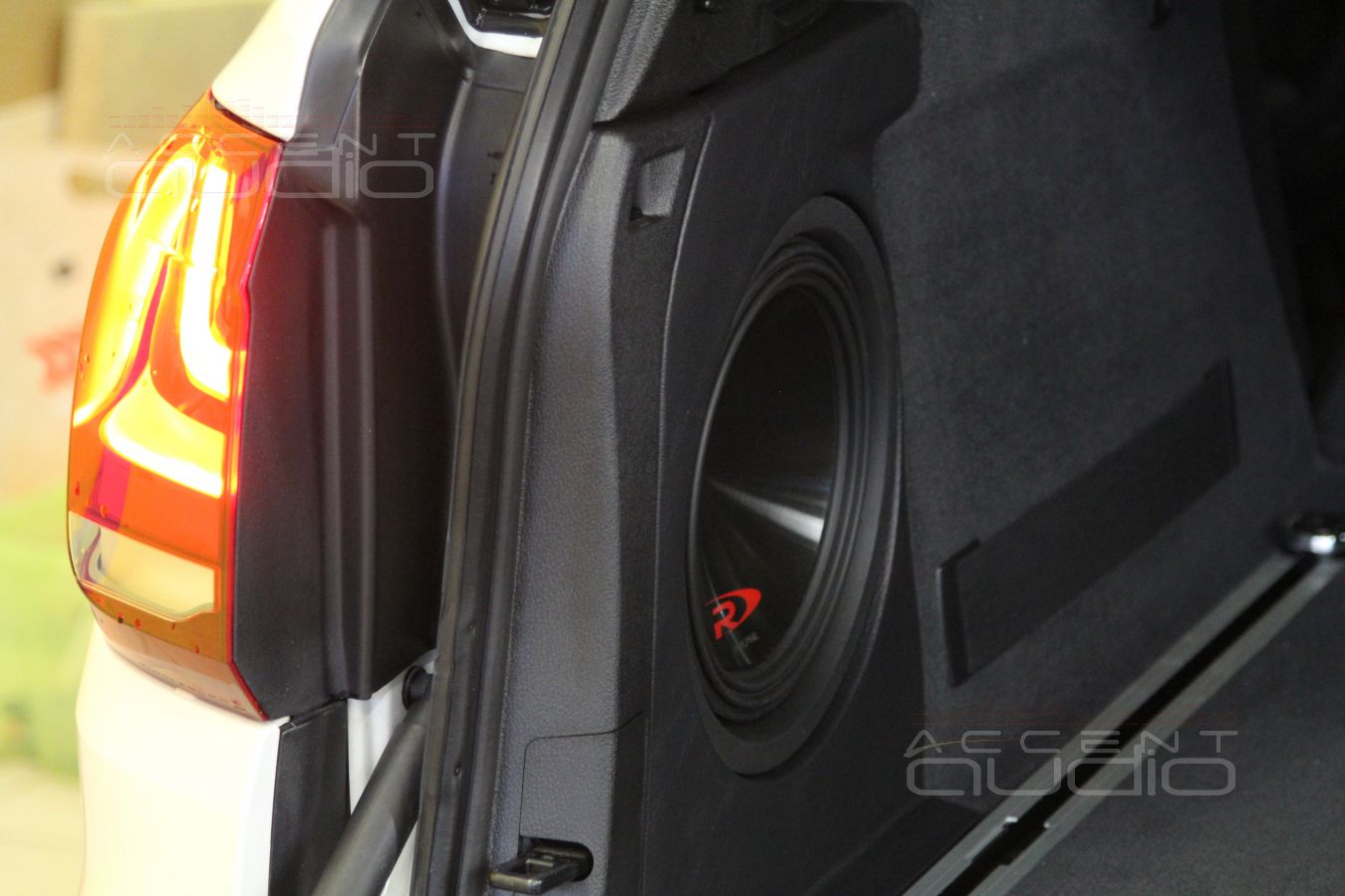 Сабвуферный усилитель в BMW X5