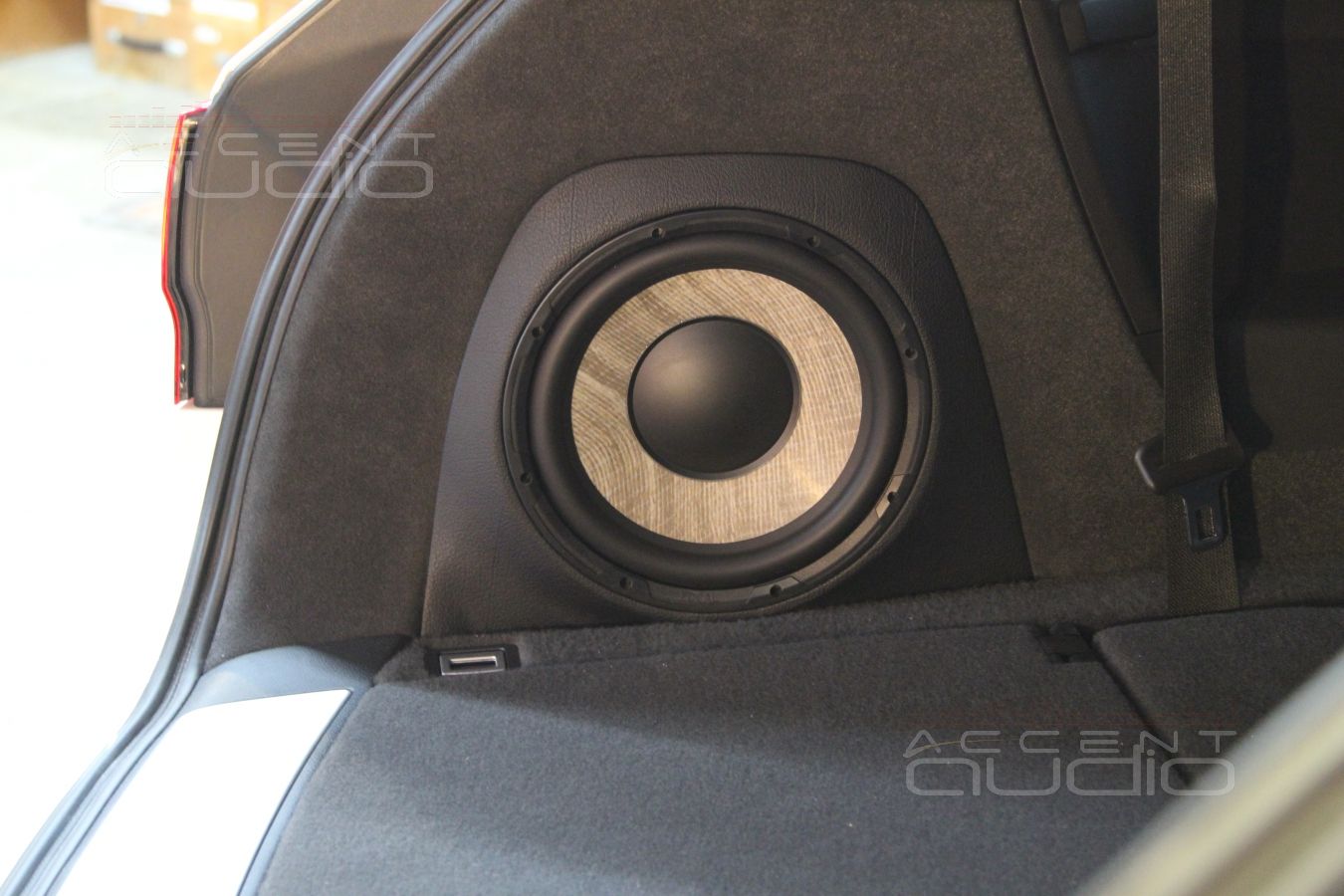 Сабвуфер Focal, встроенный в крыло Acura MDX