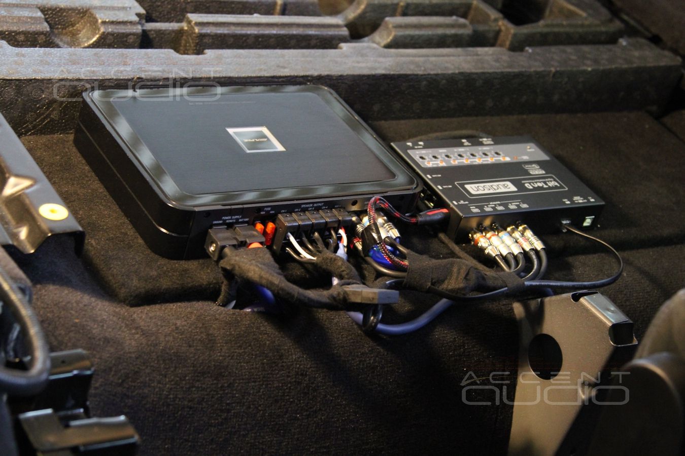 Установка усилителя и аудиопроцессора в Range Rover Discovery