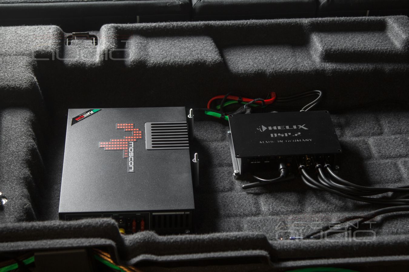 Установка усилителей и аудиопроцессора в BMW GT3 – полная интеграция