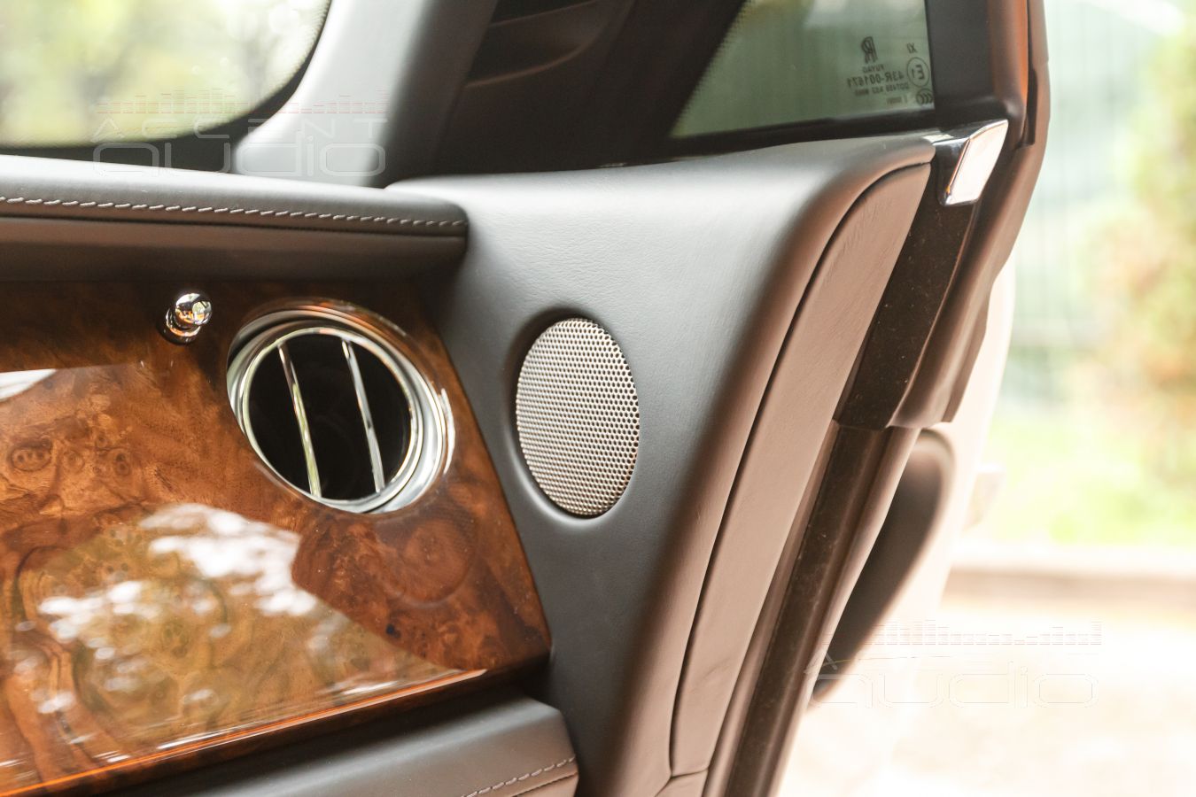 Все по штату: твитеры SOAudio и среднечастотники BLAM в штатных местах Rolls Royce Wraith