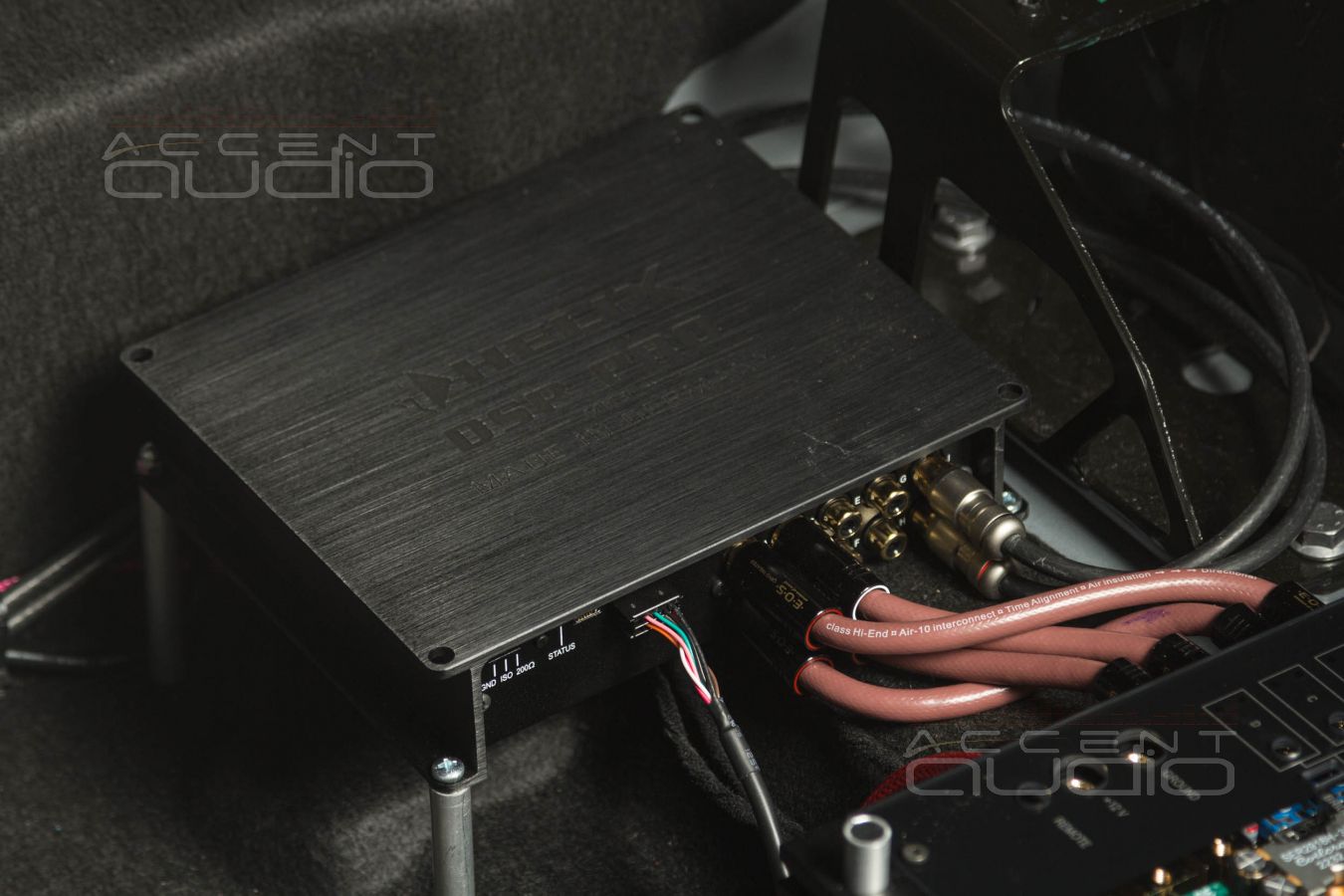 Выбор и монтаж усилителей AB класса в компактный Porsche Macan