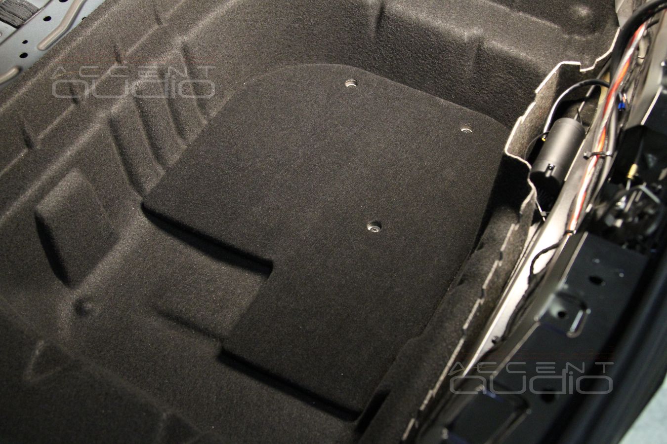 Скрытая интеграция усилителей Helix и Zapco в Mercedes-Benz E200