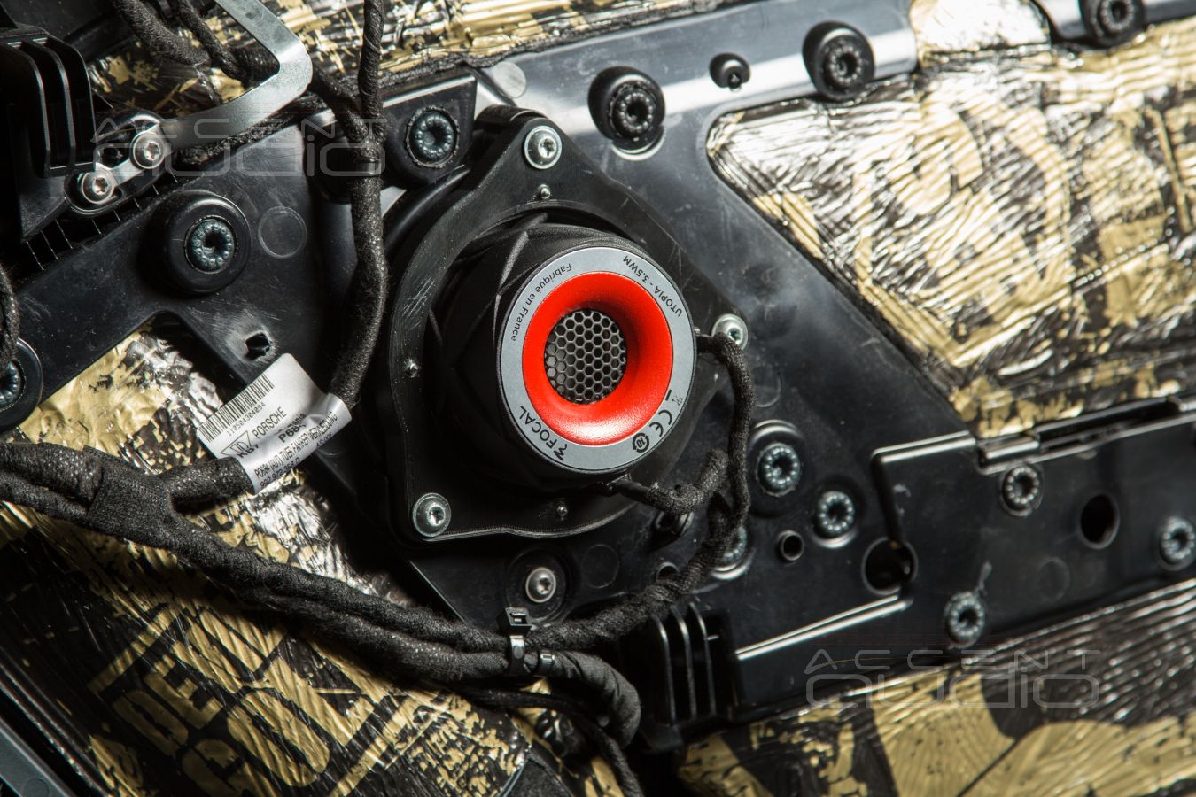 Простой монтаж среднечастотных динамиков Focal 3,5WM Midrange Utopia Be M в 911