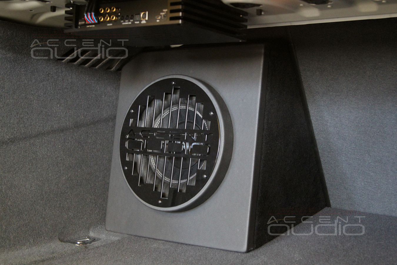 Сабвуфер не стелс, но встроенный