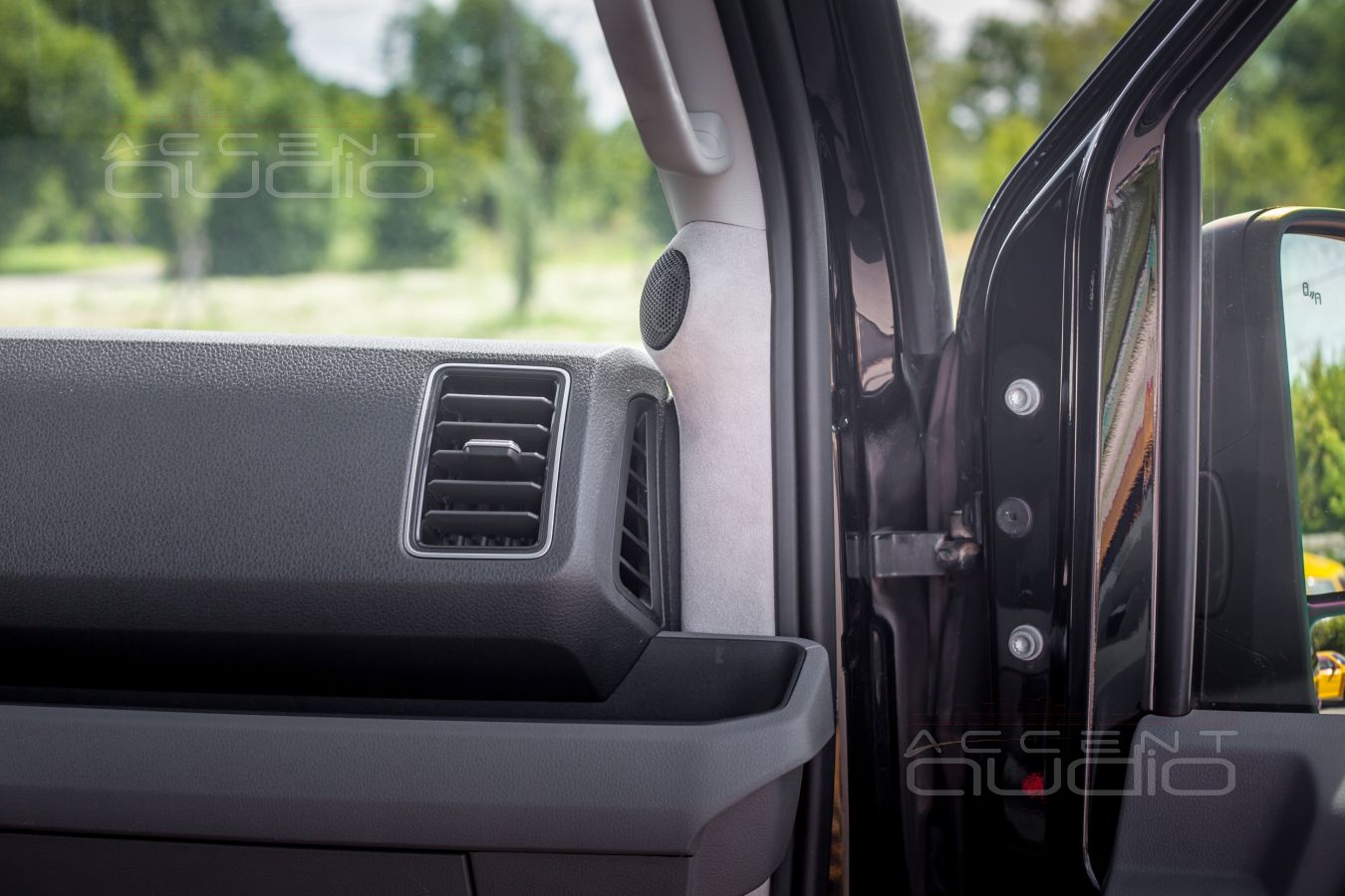 Подиумы под твитеры SOAudio и правильное расположение пищалок в Volkswagen Crafter