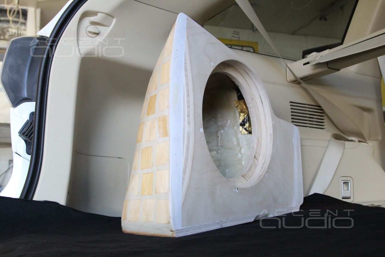 Установка сабвуфера Focal P25FS