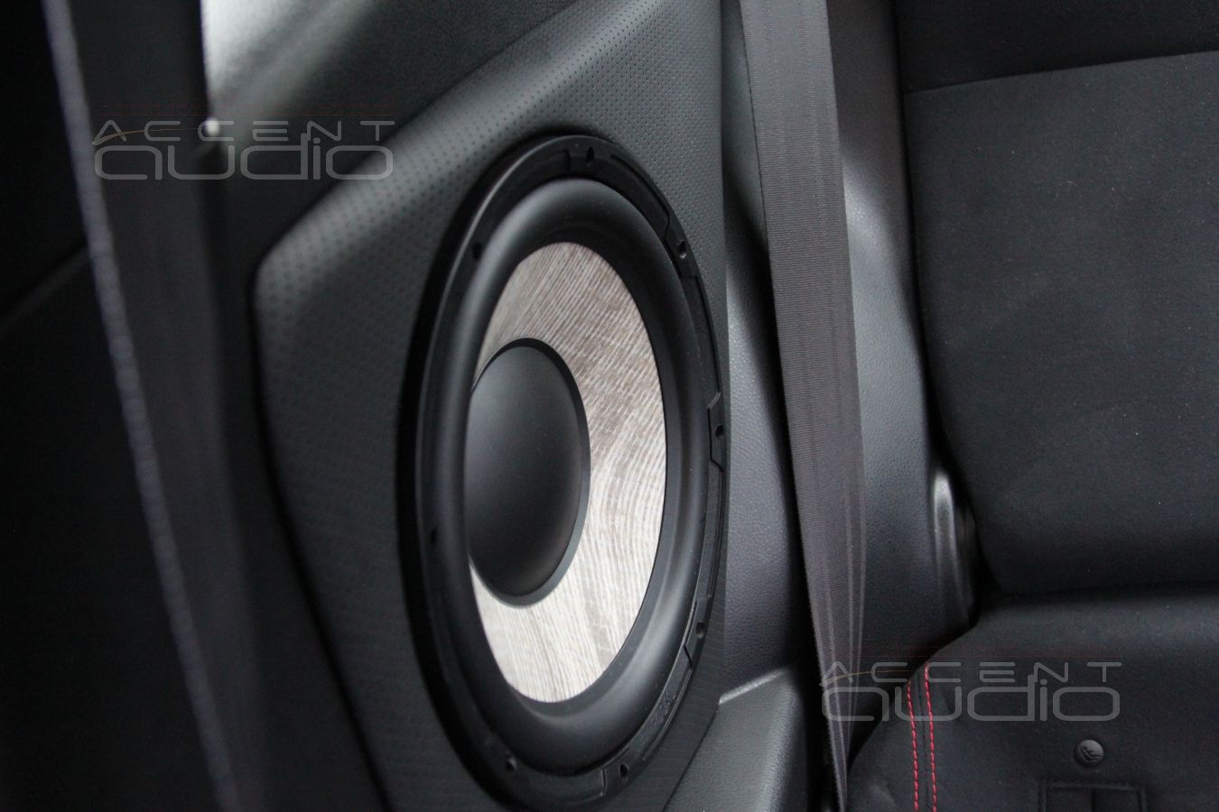 Встроенный сабвуфер в Toyota GT86