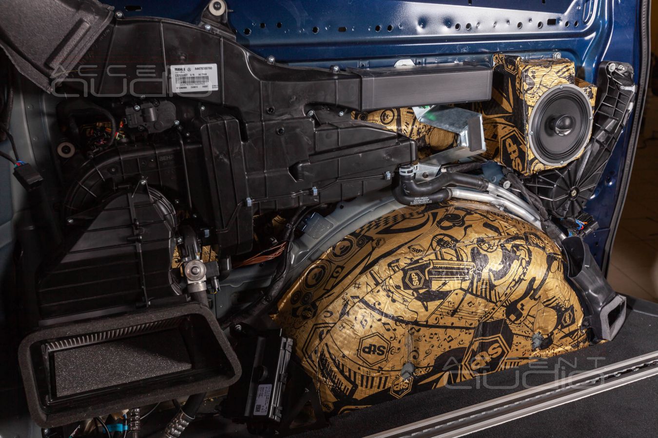 Тыловая акустика для задних пассажиров в Mercedes-Benz Vito