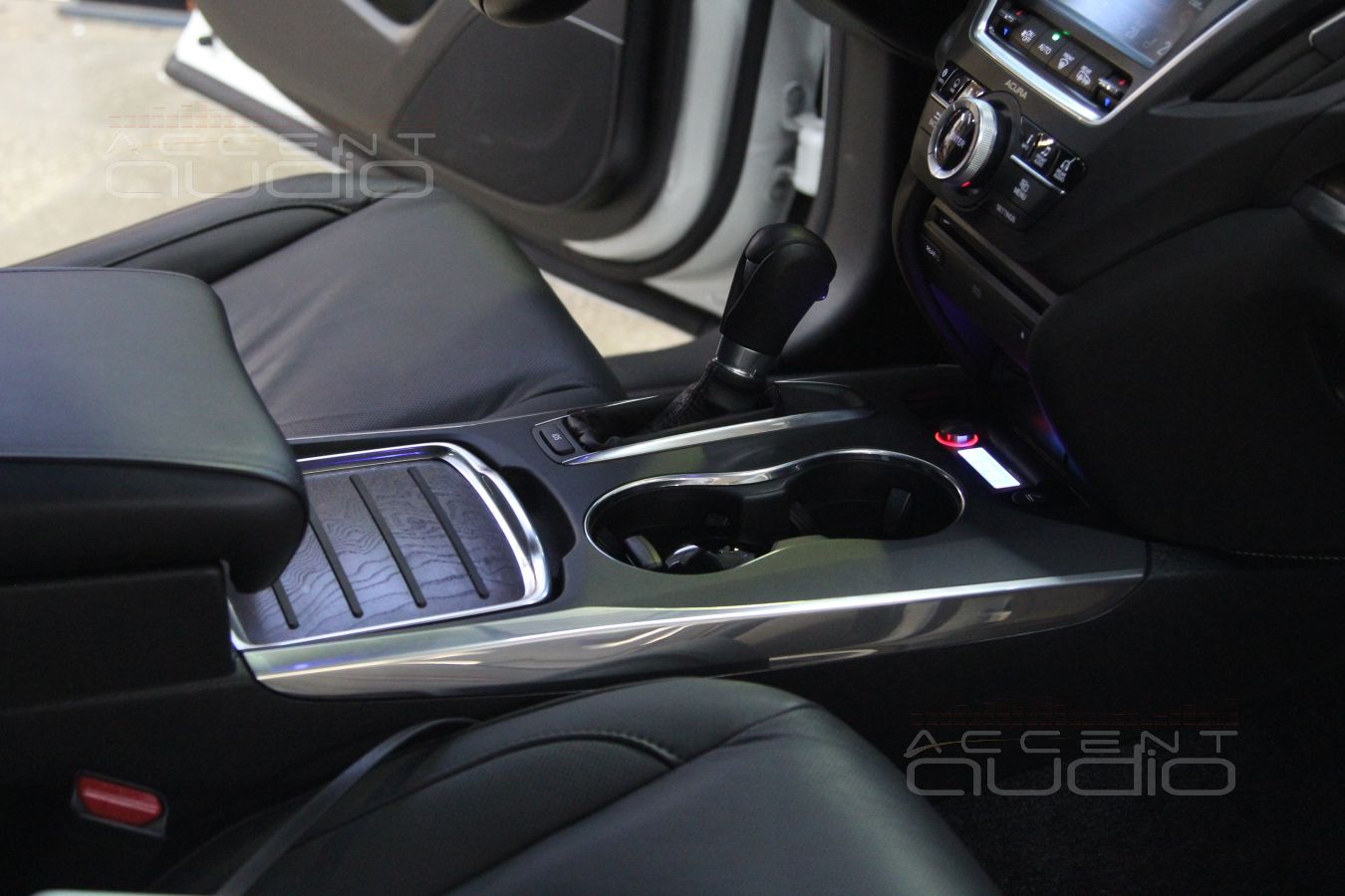 Установка управляющей панели Audison DRC вместо пепельницы Acura MDX