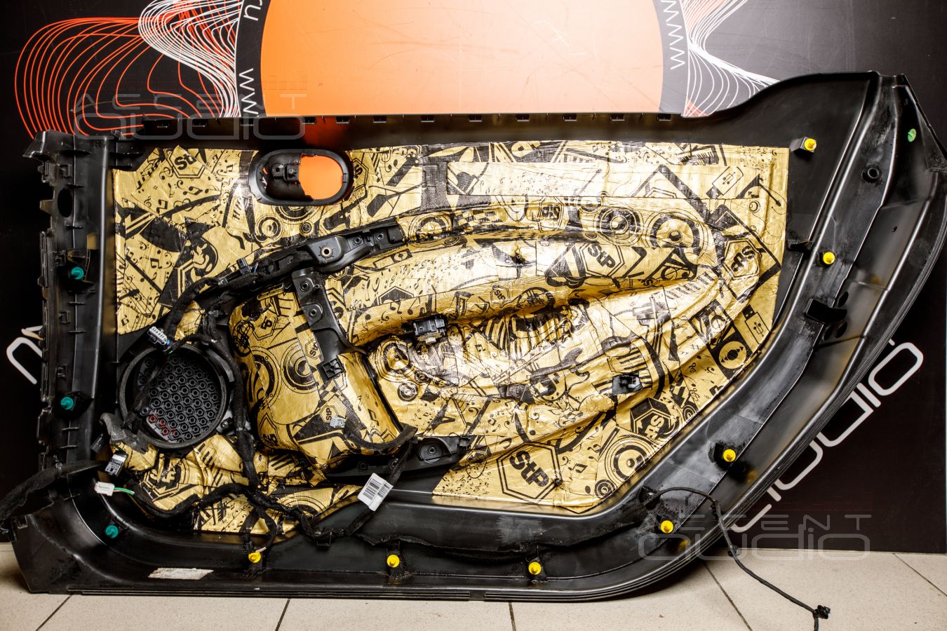 Аудиоподготовка дверей, которая начинается со снятия крыльев Smart Fortwo 