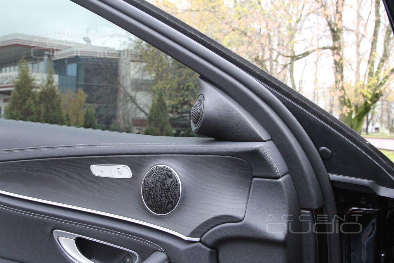 Подиумы под твитеры Eton, которые могли быть спрятаны, но теперь установлены правильно