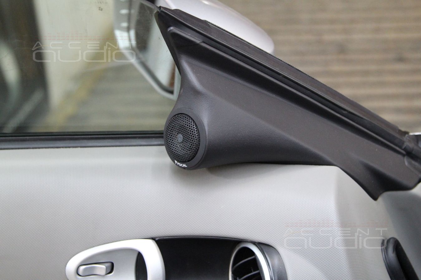 Установка акустики Focal Performance в Nissan 350Z: подиумы под твитеры