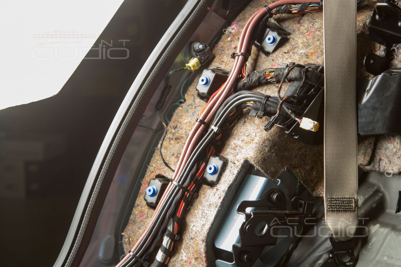 Заводской монтаж процессорного усилителя Helix в Porsche Taycan Turbo S