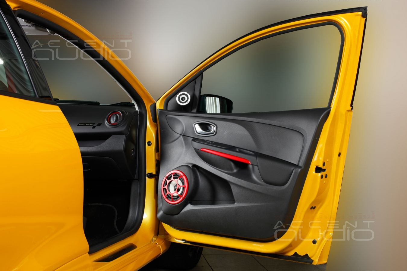 Подиумы под акустику Bewith в Renault Clio Sport