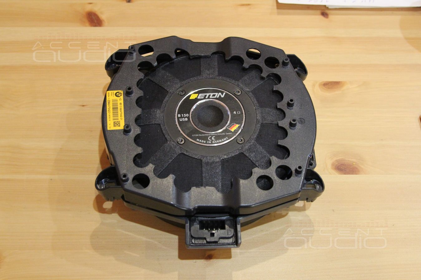 Установка подсидельных мидбасов Eton в BMW X5