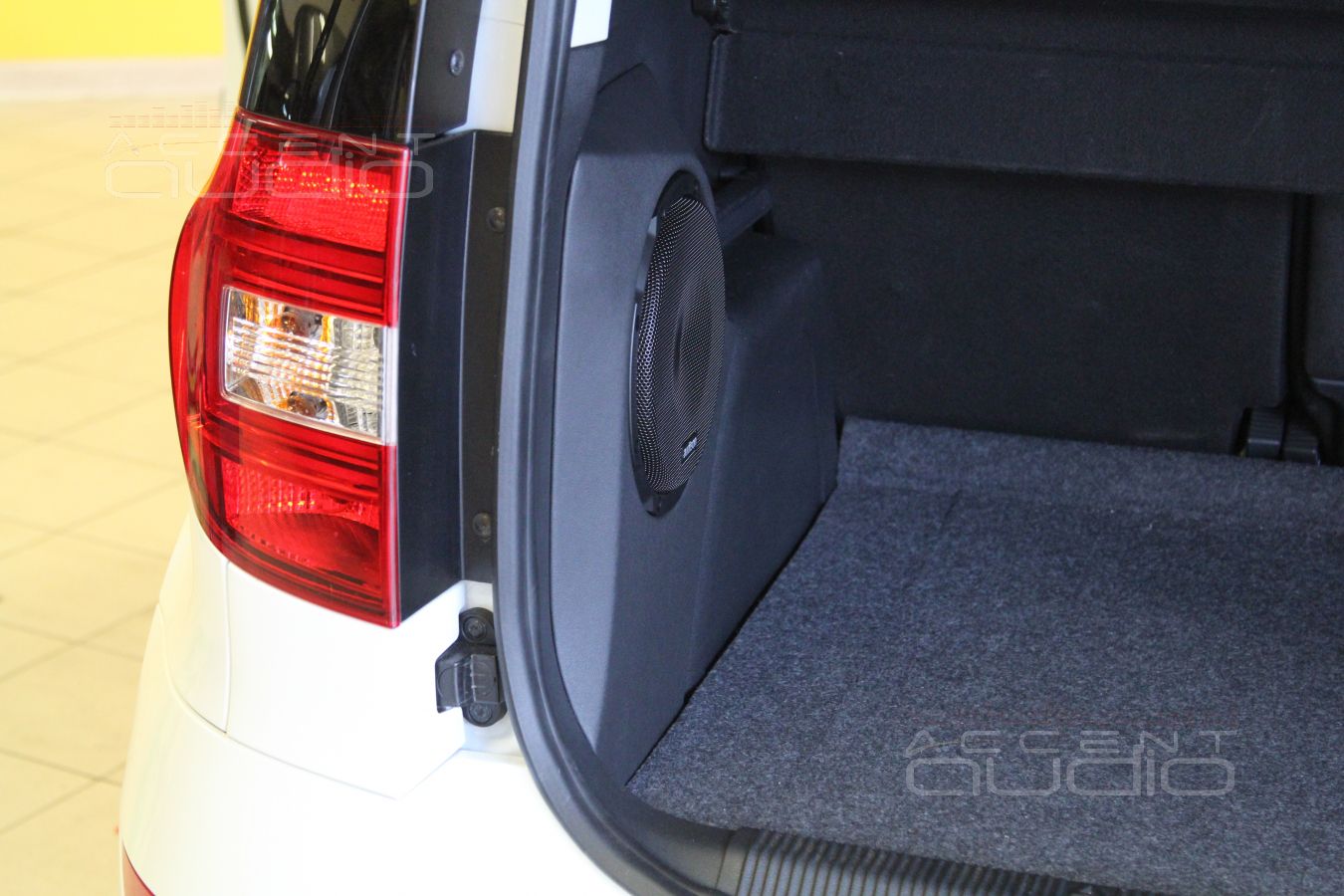 Сабвуфер-стелс для Skoda Yeti