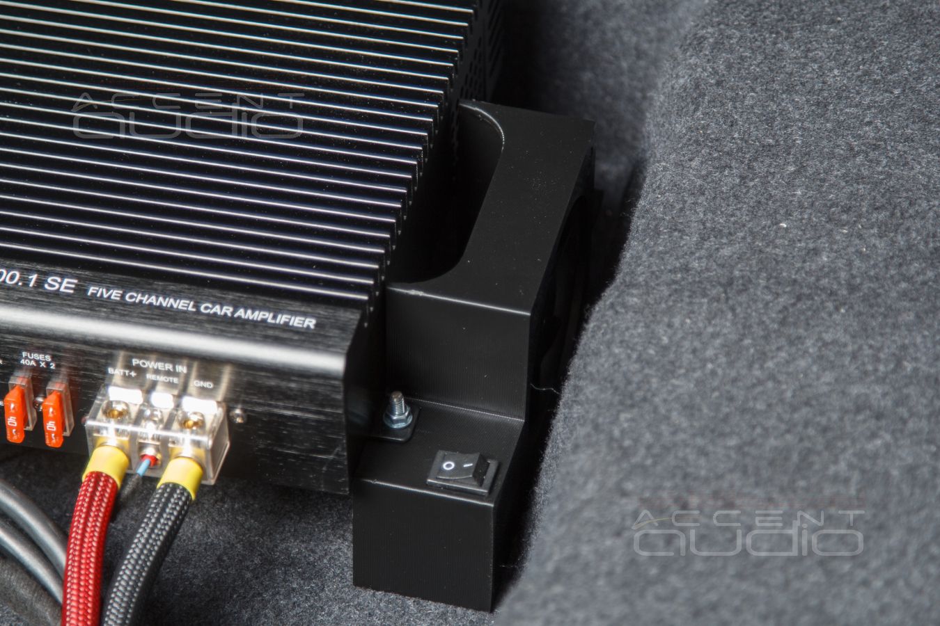 Установка усилителей и аудиопроцессора в BMW GT3 – полная интеграция