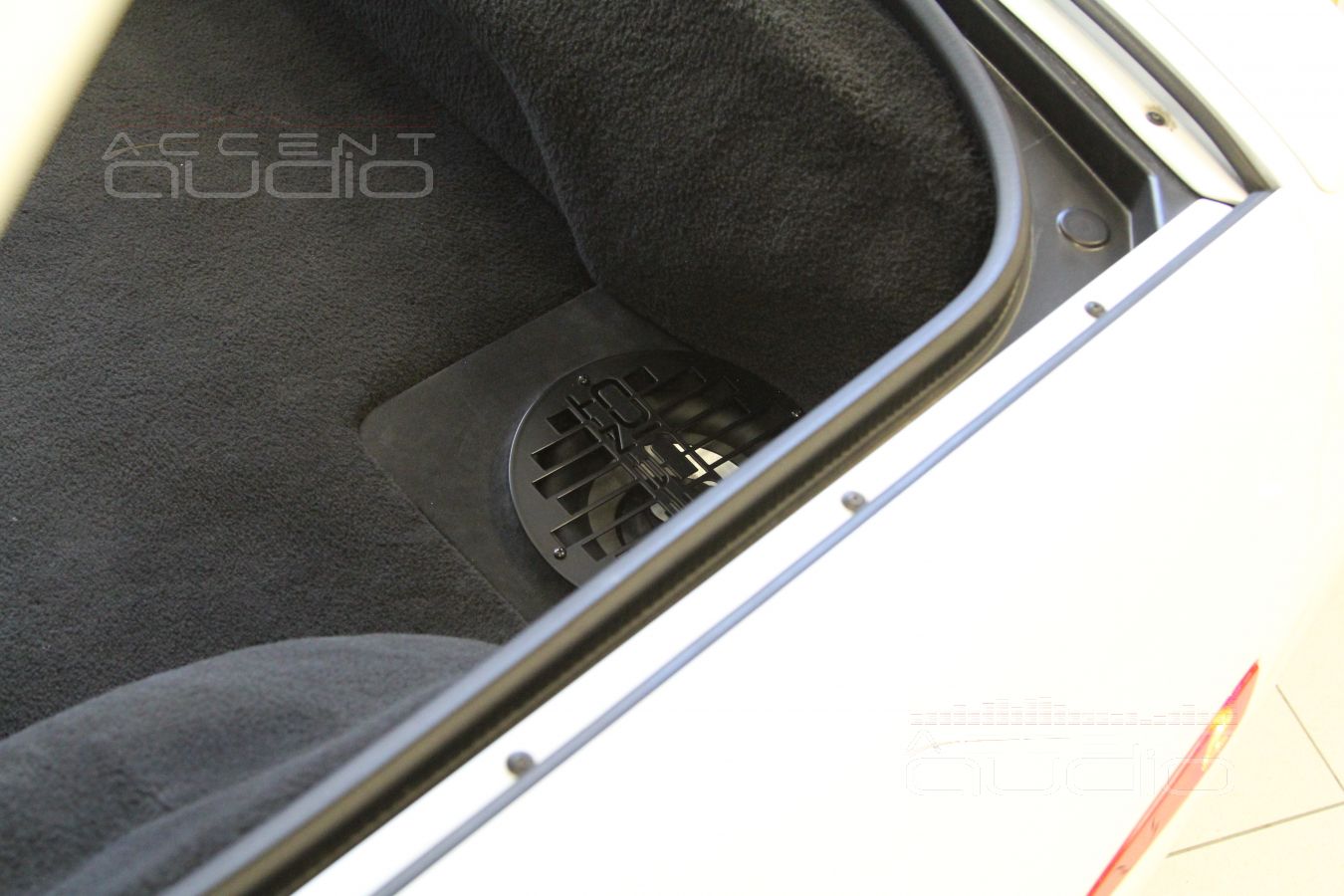 Встроенный сабвуфер-стелс CDTAudio QES-820.