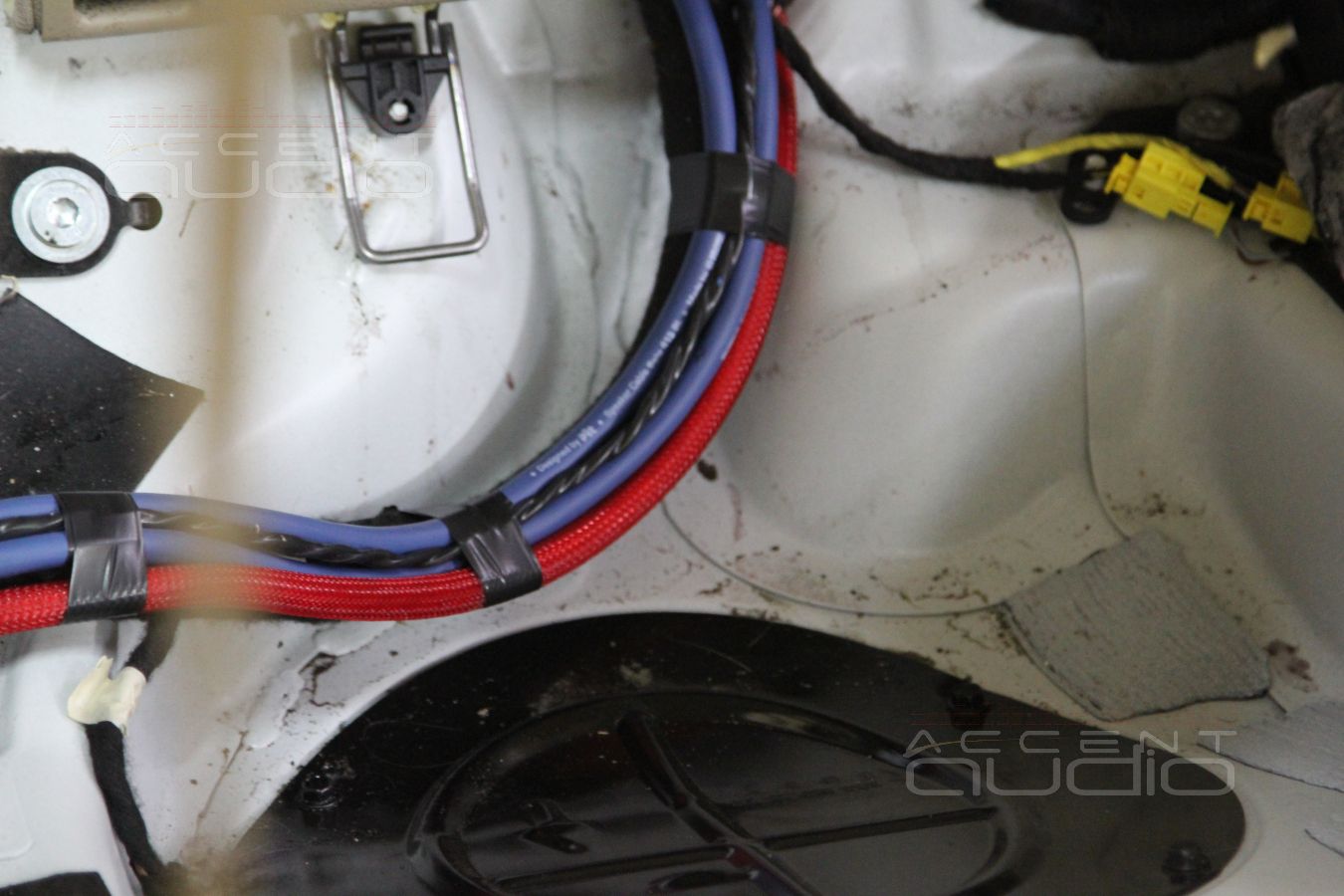 Акустическая и силовая проводка в Mercedes GLK