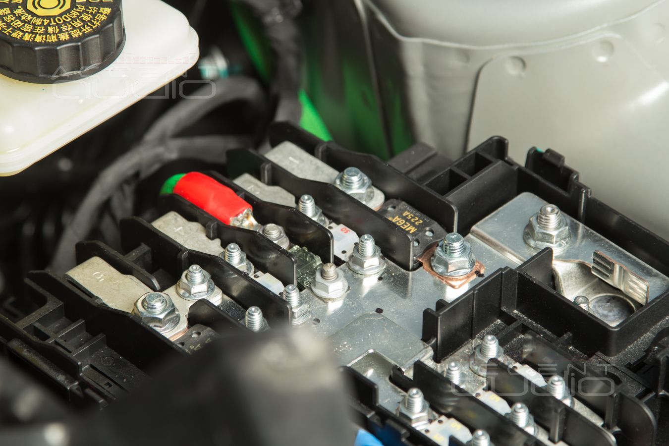 Сложная, полностью скрытая установка усилителей Helix в Zeekr 001